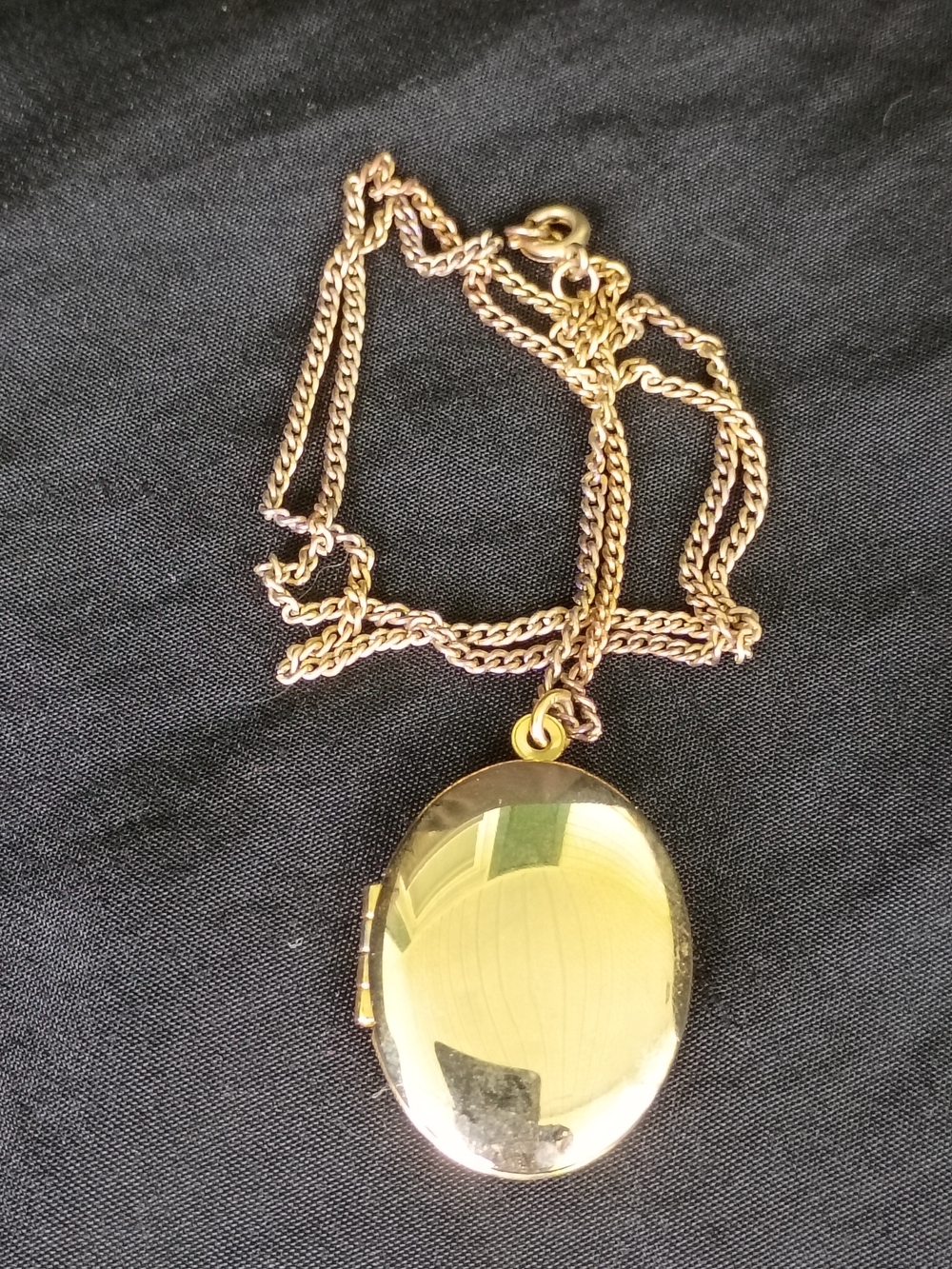 Vtg Gold Toned Oval Locket Necklace with 18" Chain